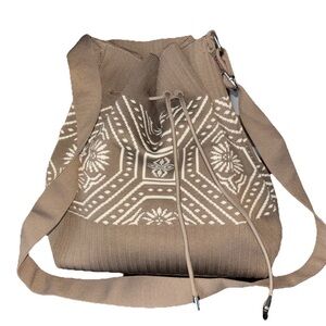 Beige Knit Shoulder Bucket Bag With Off-White Geometric Design
